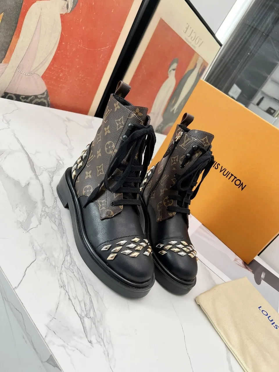 👟👟Ex-factory price 600👟👟 The cabinet is synchronized with the quality of LV Louis Vuitton's high-end products, hot models that have been out of stock many times through purchasing agents, and the upper hardware is molded and dazzling. The fabric is made of imported calfskin. Sheepskin lining, sheepskin foot pads, original molded outsole. It looks great on your feet and is super cool! The real thing is more beautiful. 35-40, size 41 can be customized